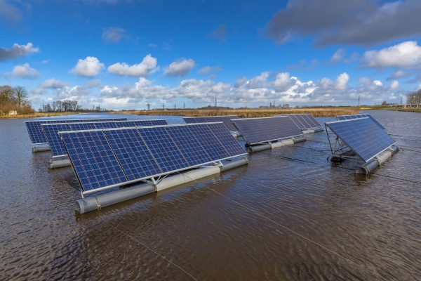 solar-panels-floating-on-lake-2MKKN6B