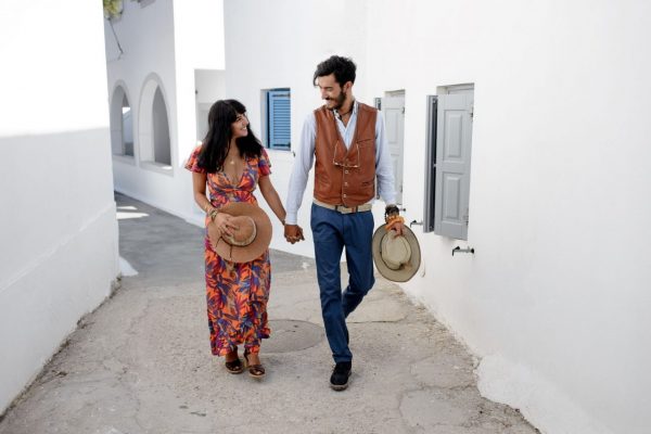 couple-enjoying-the-honeymoon-in-santorini-greece-RF6N5X3