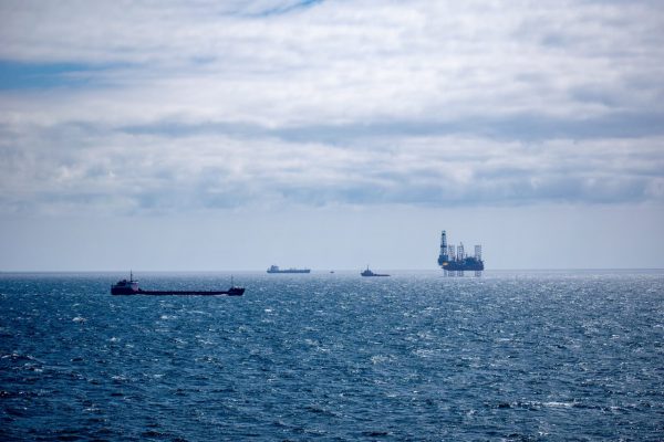 offshore-platform-with-some-ships-in-the-baltic-se-Z2GCBME