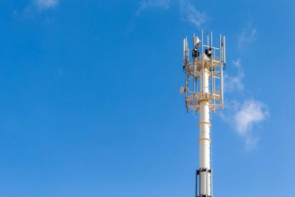 telecommunication-and-cell-tower-4g-and-5g-radio-n-6D4JF7C