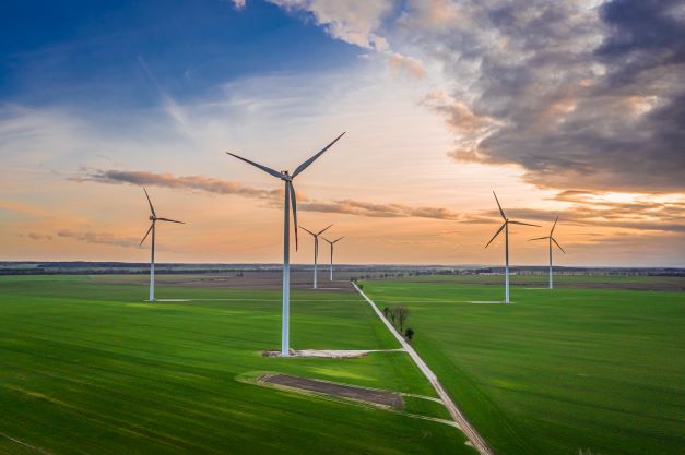 wind-turbines-at-dusk-on-green-field-renewable-en-2022-04-02-02-30-00-utc